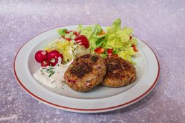 Radieschen-Bratling mit Salat.